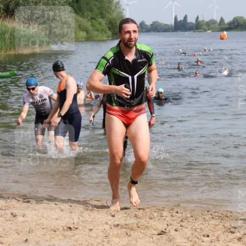 15.06.2025 - 27. Vierlanden-Triathlon Lena Gebhardt http://msf.ph/oto/8049984 15.06.2025 09:56:03 Schwimmen 268, 277, 285, 308, 310, 312, 315, 349, 357 meine-sportfotos.de
