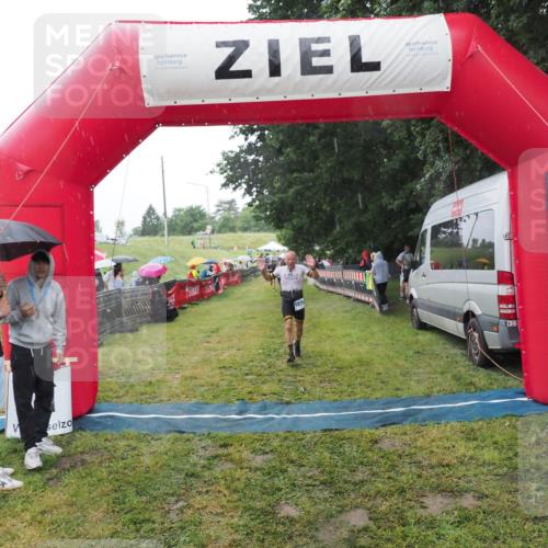 21.06.2025 - 27. Vierlanden-Triathlon MichiJ http://msf.ph/oto/8049991 15.06.2026 14:29:45 Ziel 1271 meine-sportfotos.de