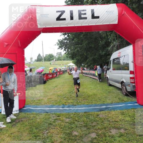 21.06.2025 - 27. Vierlanden-Triathlon MichiJ http://msf.ph/oto/8049993 15.06.2026 14:29:46 Ziel 1271 meine-sportfotos.de
