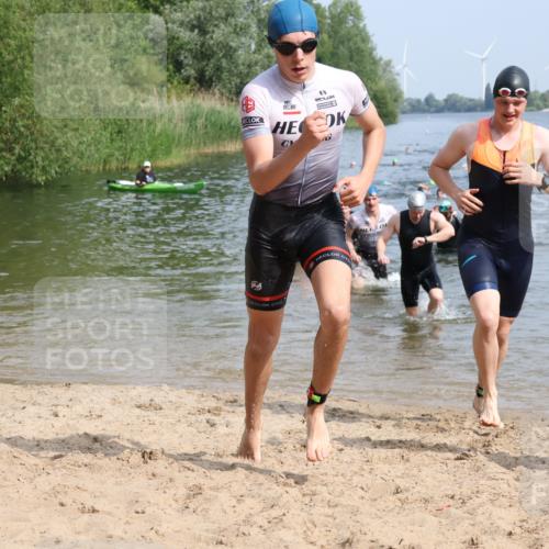 15.06.2025 - 27. Vierlanden-Triathlon Lena Gebhardt http://msf.ph/oto/8050001 15.06.2025 09:56:07 Schwimmen 268, 277, 285, 310, 312, 314, 315, 349, 357 meine-sportfotos.de