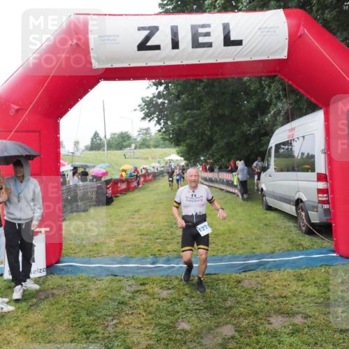 21.06.2025 - 27. Vierlanden-Triathlon MichiJ http://msf.ph/oto/8050014 15.06.2026 14:29:47 Ziel 1175, 1271, 1295 meine-sportfotos.de