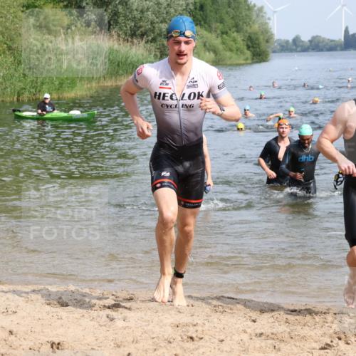 15.06.2025 - 27. Vierlanden-Triathlon Lena Gebhardt http://msf.ph/oto/8050017 15.06.2025 09:56:10 Schwimmen 260, 268, 277, 285, 314, 315, 323, 349, 357 meine-sportfotos.de
