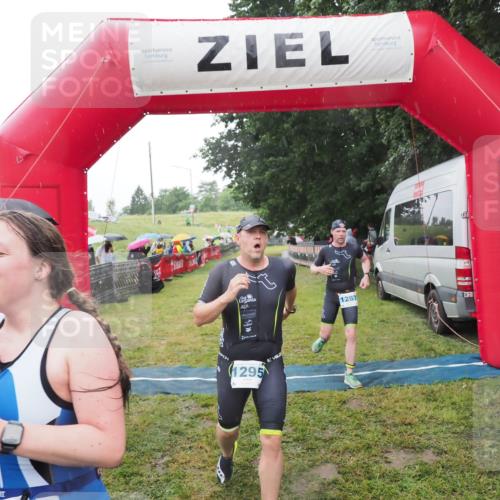 21.06.2025 - 27. Vierlanden-Triathlon MichiJ http://msf.ph/oto/8050051 15.06.2026 14:29:53 Ziel 1175, 1271, 1287, 1294, 1295 meine-sportfotos.de