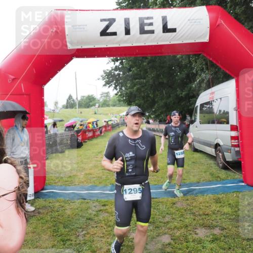 21.06.2025 - 27. Vierlanden-Triathlon MichiJ http://msf.ph/oto/8050053 15.06.2026 14:29:53 Ziel 1175, 1271, 1287, 1294, 1295 meine-sportfotos.de
