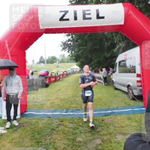 21.06.2025 - 27. Vierlanden-Triathlon MichiJ http://msf.ph/oto/8050068 15.06.2026 14:29:58 Ziel 1175, 1287, 1294, 1295 meine-sportfotos.de