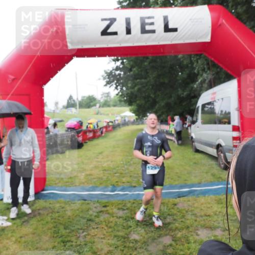21.06.2025 - 27. Vierlanden-Triathlon MichiJ http://msf.ph/oto/8050072 15.06.2026 14:29:58 Ziel 1175, 1287, 1294, 1295 meine-sportfotos.de