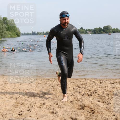 15.06.2025 - 27. Vierlanden-Triathlon Lena Gebhardt http://msf.ph/oto/8050073 15.06.2025 09:56:21 Schwimmen 260, 314, 315, 323, 349, 438 meine-sportfotos.de