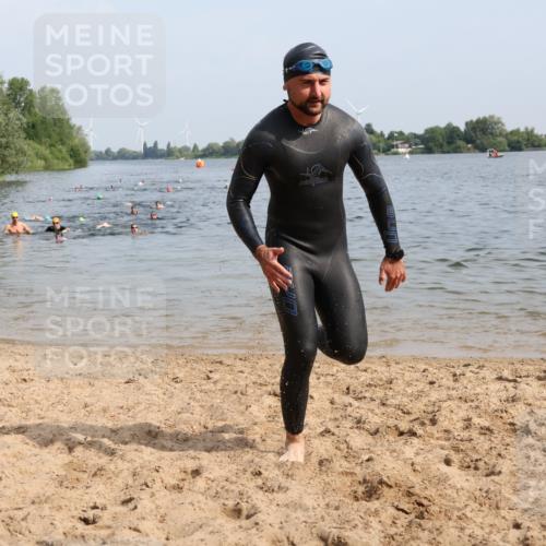 15.06.2025 - 27. Vierlanden-Triathlon Lena Gebhardt http://msf.ph/oto/8050075 15.06.2025 09:56:21 Schwimmen 260, 314, 315, 323, 349, 438 meine-sportfotos.de