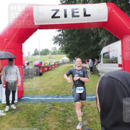 21.06.2025 - 27. Vierlanden-Triathlon MichiJ http://msf.ph/oto/8050076 15.06.2026 14:29:58 Ziel 1175, 1287, 1294, 1295 meine-sportfotos.de