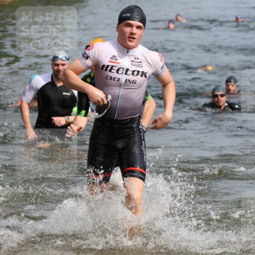 15.06.2025 - 27. Vierlanden-Triathlon Lena Gebhardt http://msf.ph/oto/8050077 15.06.2025 09:56:31 Schwimmen 254, 276, 286, 320, 341, 438 meine-sportfotos.de