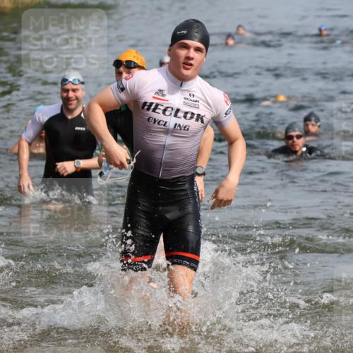 15.06.2025 - 27. Vierlanden-Triathlon Lena Gebhardt http://msf.ph/oto/8050079 15.06.2025 09:56:32 Schwimmen 254, 276, 286, 320, 341 meine-sportfotos.de
