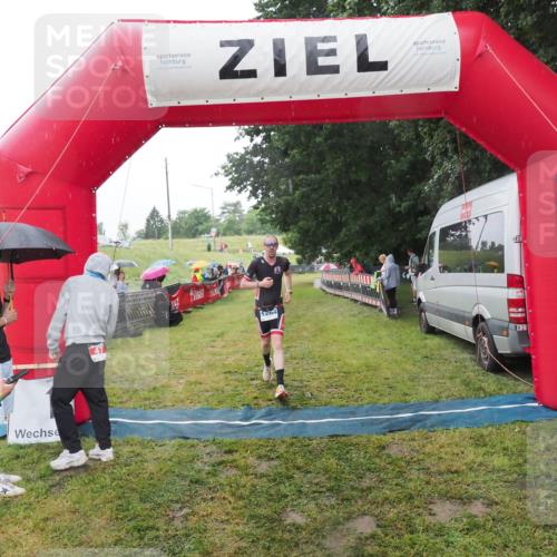 21.06.2025 - 27. Vierlanden-Triathlon MichiJ http://msf.ph/oto/8050080 15.06.2026 14:30:10 Ziel 1264 meine-sportfotos.de