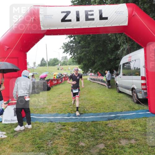 21.06.2025 - 27. Vierlanden-Triathlon MichiJ http://msf.ph/oto/8050082 15.06.2026 14:30:11 Ziel 1264 meine-sportfotos.de