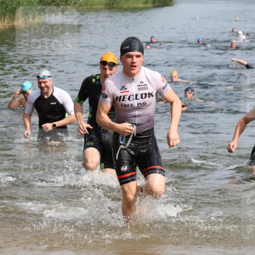 15.06.2025 - 27. Vierlanden-Triathlon Lena Gebhardt http://msf.ph/oto/8050083 15.06.2025 09:56:32 Schwimmen 254, 276, 286, 320, 341 meine-sportfotos.de