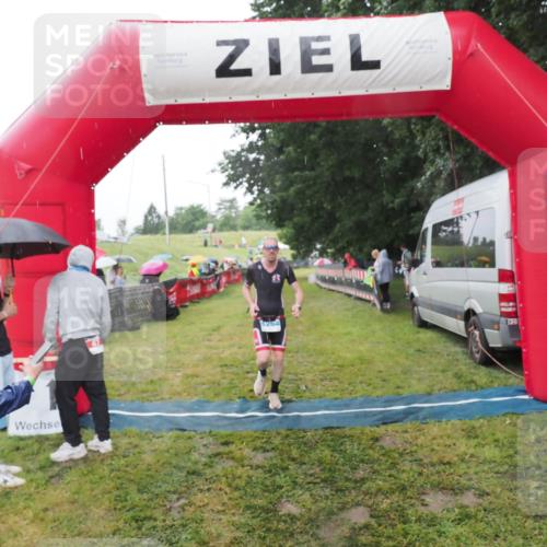 21.06.2025 - 27. Vierlanden-Triathlon MichiJ http://msf.ph/oto/8050084 15.06.2026 14:30:11 Ziel 1264 meine-sportfotos.de