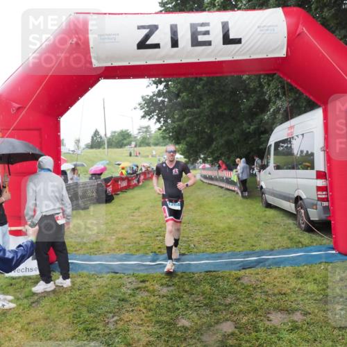 21.06.2025 - 27. Vierlanden-Triathlon MichiJ http://msf.ph/oto/8050086 15.06.2026 14:30:11 Ziel 1264 meine-sportfotos.de