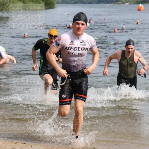 15.06.2025 - 27. Vierlanden-Triathlon Lena Gebhardt http://msf.ph/oto/8050087 15.06.2025 09:56:33 Schwimmen 254, 276, 286, 320, 341 meine-sportfotos.de