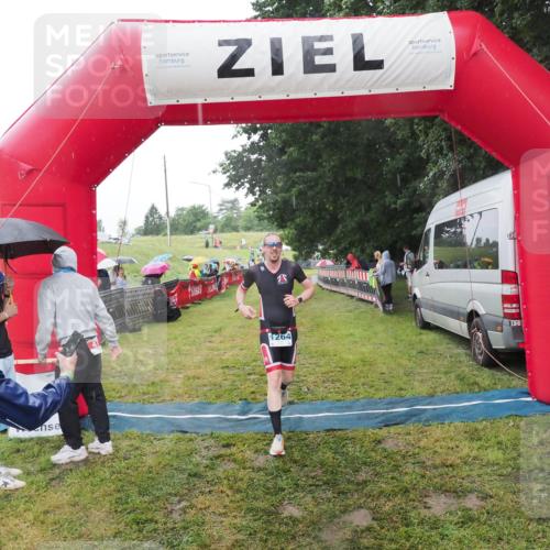 21.06.2025 - 27. Vierlanden-Triathlon MichiJ http://msf.ph/oto/8050088 15.06.2026 14:30:11 Ziel 1264 meine-sportfotos.de