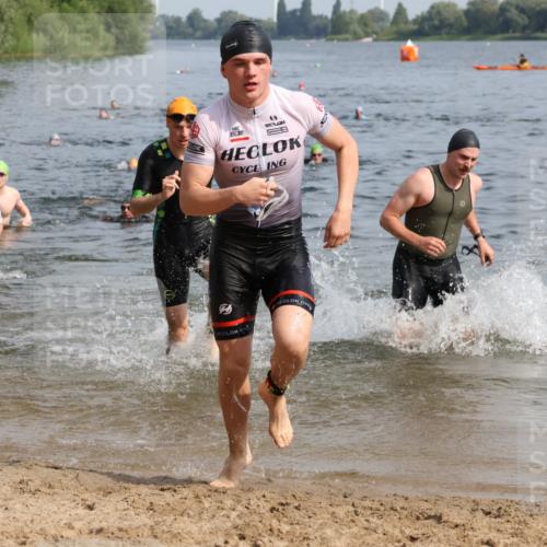15.06.2025 - 27. Vierlanden-Triathlon Lena Gebhardt http://msf.ph/oto/8050089 15.06.2025 09:56:34 Schwimmen 254, 276, 286, 320, 341 meine-sportfotos.de