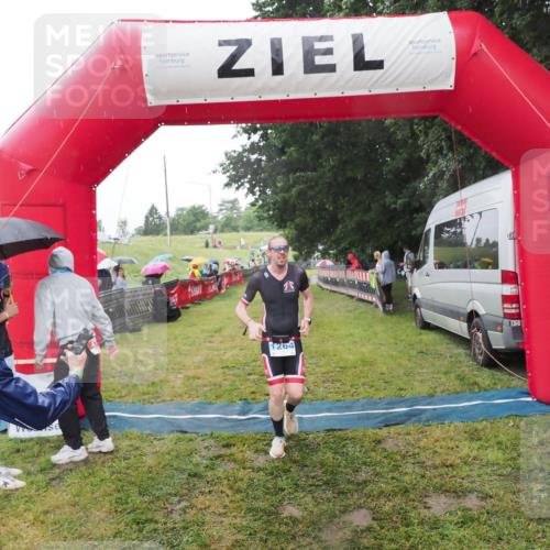 21.06.2025 - 27. Vierlanden-Triathlon MichiJ http://msf.ph/oto/8050090 15.06.2026 14:30:11 Ziel 1264 meine-sportfotos.de