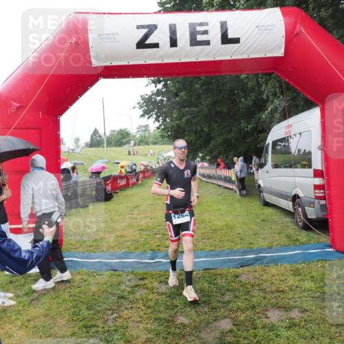 21.06.2025 - 27. Vierlanden-Triathlon MichiJ http://msf.ph/oto/8050092 15.06.2026 14:30:11 Ziel 1264 meine-sportfotos.de