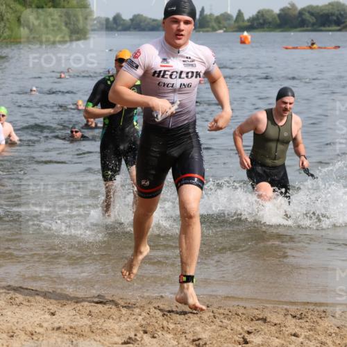 15.06.2025 - 27. Vierlanden-Triathlon Lena Gebhardt http://msf.ph/oto/8050093 15.06.2025 09:56:34 Schwimmen 254, 276, 286, 320, 341 meine-sportfotos.de