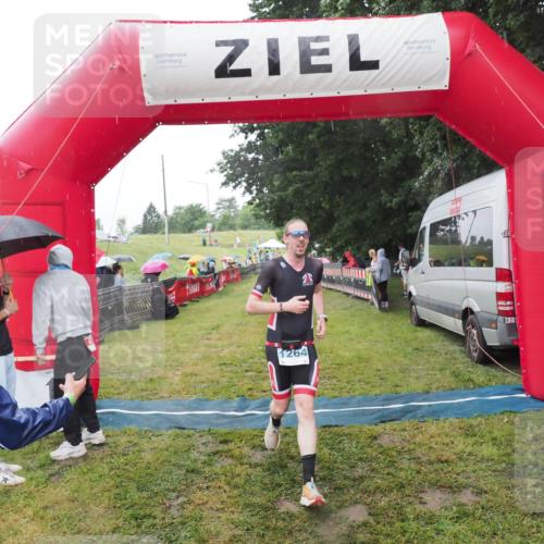 21.06.2025 - 27. Vierlanden-Triathlon MichiJ http://msf.ph/oto/8050094 15.06.2026 14:30:11 Ziel 1264 meine-sportfotos.de