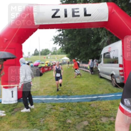 21.06.2025 - 27. Vierlanden-Triathlon MichiJ http://msf.ph/oto/8050097 15.06.2026 14:30:16 Ziel 1168, 1264 meine-sportfotos.de