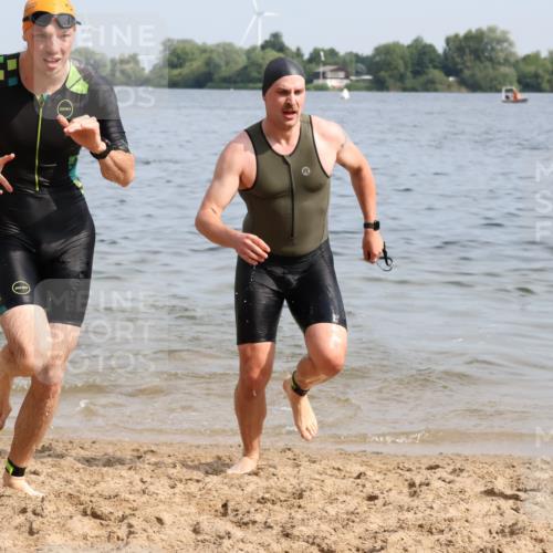 15.06.2025 - 27. Vierlanden-Triathlon Lena Gebhardt http://msf.ph/oto/8050098 15.06.2025 09:56:36 Schwimmen 254, 276, 281, 286, 320, 341 meine-sportfotos.de