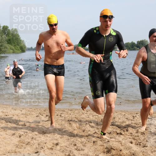 15.06.2025 - 27. Vierlanden-Triathlon Lena Gebhardt http://msf.ph/oto/8050102 15.06.2025 09:56:37 Schwimmen 254, 275, 276, 281, 286, 320, 341 meine-sportfotos.de