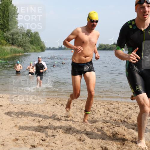 15.06.2025 - 27. Vierlanden-Triathlon Lena Gebhardt http://msf.ph/oto/8050104 15.06.2025 09:56:37 Schwimmen 254, 275, 276, 281, 286, 320, 341 meine-sportfotos.de