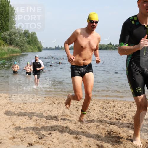 15.06.2025 - 27. Vierlanden-Triathlon Lena Gebhardt http://msf.ph/oto/8050106 15.06.2025 09:56:38 Schwimmen 254, 275, 276, 281, 286, 320, 341 meine-sportfotos.de