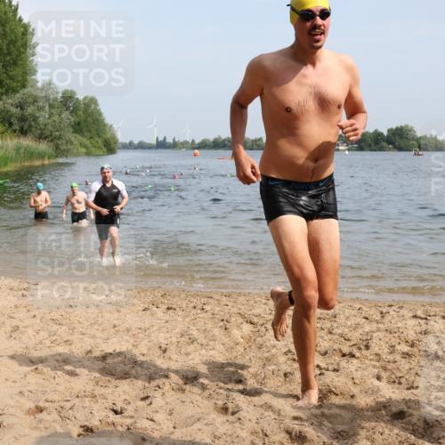 15.06.2025 - 27. Vierlanden-Triathlon Lena Gebhardt http://msf.ph/oto/8050110 15.06.2025 09:56:38 Schwimmen 254, 275, 276, 281, 286, 320, 341 meine-sportfotos.de