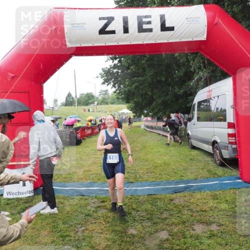 21.06.2025 - 27. Vierlanden-Triathlon MichiJ http://msf.ph/oto/8050111 15.06.2026 14:30:17 Ziel 1168, 1264 meine-sportfotos.de