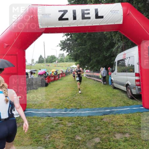 21.06.2025 - 27. Vierlanden-Triathlon MichiJ http://msf.ph/oto/8050115 15.06.2026 14:30:23 Ziel 1168, 1236 meine-sportfotos.de