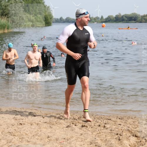 15.06.2025 - 27. Vierlanden-Triathlon Lena Gebhardt http://msf.ph/oto/8050116 15.06.2025 09:56:39 Schwimmen 254, 275, 276, 281, 286, 320, 341 meine-sportfotos.de