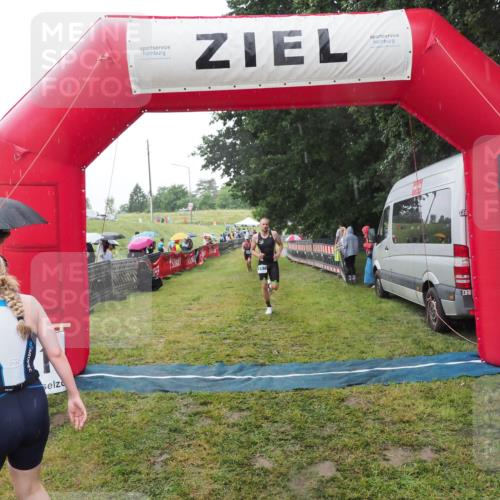 21.06.2025 - 27. Vierlanden-Triathlon MichiJ http://msf.ph/oto/8050117 15.06.2026 14:30:23 Ziel 1168, 1236 meine-sportfotos.de