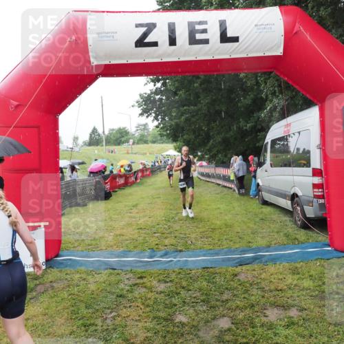 21.06.2025 - 27. Vierlanden-Triathlon MichiJ http://msf.ph/oto/8050119 15.06.2026 14:30:23 Ziel 1168, 1236 meine-sportfotos.de