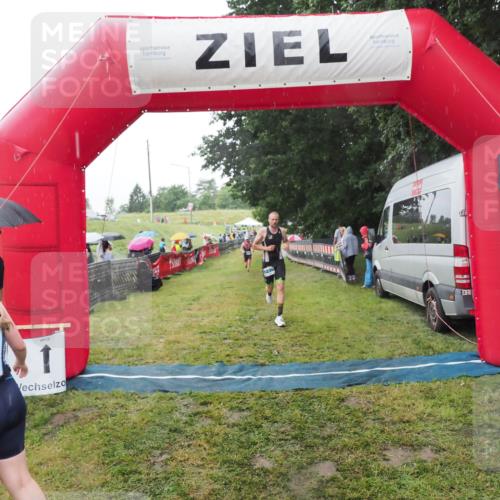 21.06.2025 - 27. Vierlanden-Triathlon MichiJ http://msf.ph/oto/8050121 15.06.2026 14:30:23 Ziel 1168, 1236 meine-sportfotos.de