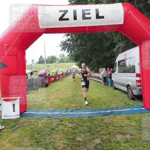 21.06.2025 - 27. Vierlanden-Triathlon MichiJ http://msf.ph/oto/8050127 15.06.2026 14:30:23 Ziel 1168, 1236 meine-sportfotos.de