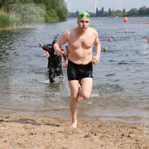 15.06.2025 - 27. Vierlanden-Triathlon Lena Gebhardt http://msf.ph/oto/8050133 15.06.2025 09:56:43 Schwimmen 254, 258, 275, 276, 281, 286, 301, 320, 341 meine-sportfotos.de