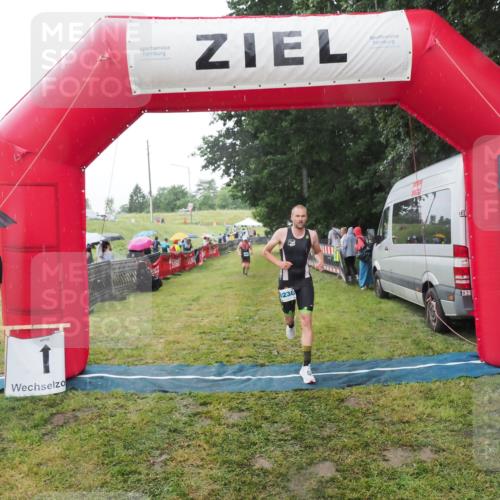 21.06.2025 - 27. Vierlanden-Triathlon MichiJ http://msf.ph/oto/8050134 15.06.2026 14:30:24 Ziel 1168, 1236, 1255 meine-sportfotos.de
