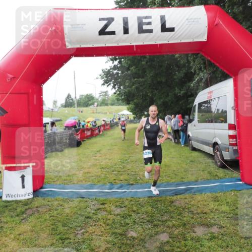 21.06.2025 - 27. Vierlanden-Triathlon MichiJ http://msf.ph/oto/8050136 15.06.2026 14:30:24 Ziel 1168, 1236, 1255 meine-sportfotos.de
