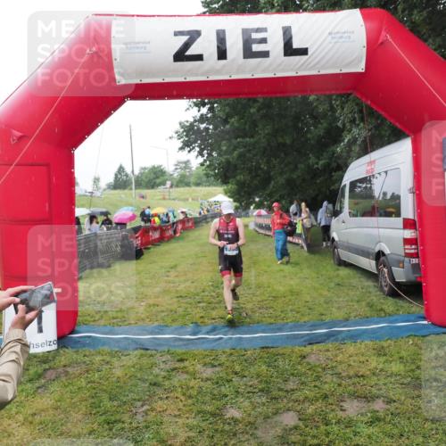 21.06.2025 - 27. Vierlanden-Triathlon MichiJ http://msf.ph/oto/8050140 15.06.2026 14:30:27 Ziel 1236, 1255 meine-sportfotos.de