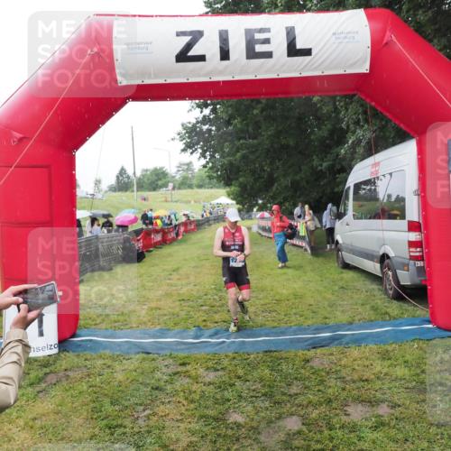 21.06.2025 - 27. Vierlanden-Triathlon MichiJ http://msf.ph/oto/8050142 15.06.2026 14:30:28 Ziel 1236, 1255 meine-sportfotos.de