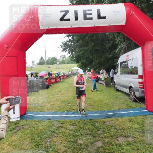 21.06.2025 - 27. Vierlanden-Triathlon MichiJ http://msf.ph/oto/8050144 15.06.2026 14:30:28 Ziel 1236, 1255 meine-sportfotos.de