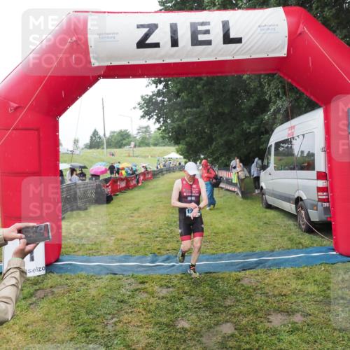 21.06.2025 - 27. Vierlanden-Triathlon MichiJ http://msf.ph/oto/8050148 15.06.2026 14:30:28 Ziel 1236, 1255 meine-sportfotos.de