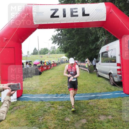 21.06.2025 - 27. Vierlanden-Triathlon MichiJ http://msf.ph/oto/8050152 15.06.2026 14:30:28 Ziel 1236, 1255 meine-sportfotos.de