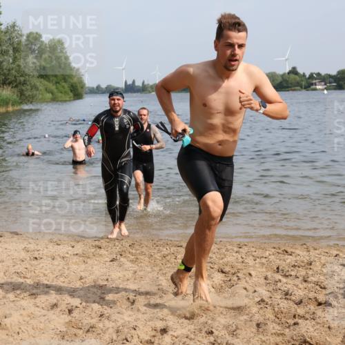 15.06.2025 - 27. Vierlanden-Triathlon Lena Gebhardt http://msf.ph/oto/8050153 15.06.2025 09:56:48 Schwimmen 258, 275, 281, 301, 320, 325 meine-sportfotos.de