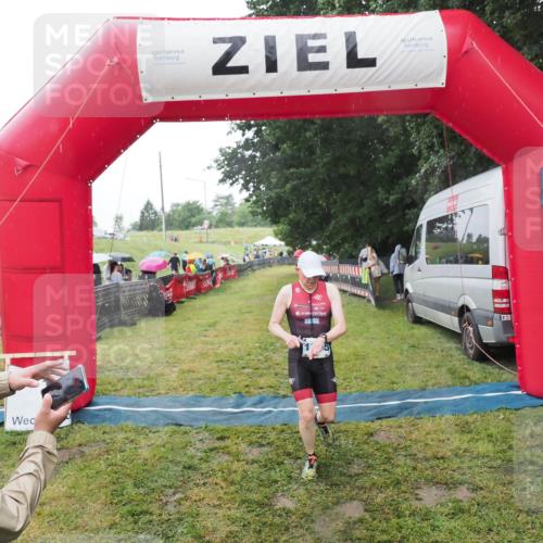 21.06.2025 - 27. Vierlanden-Triathlon MichiJ http://msf.ph/oto/8050154 15.06.2026 14:30:28 Ziel 1236, 1255 meine-sportfotos.de